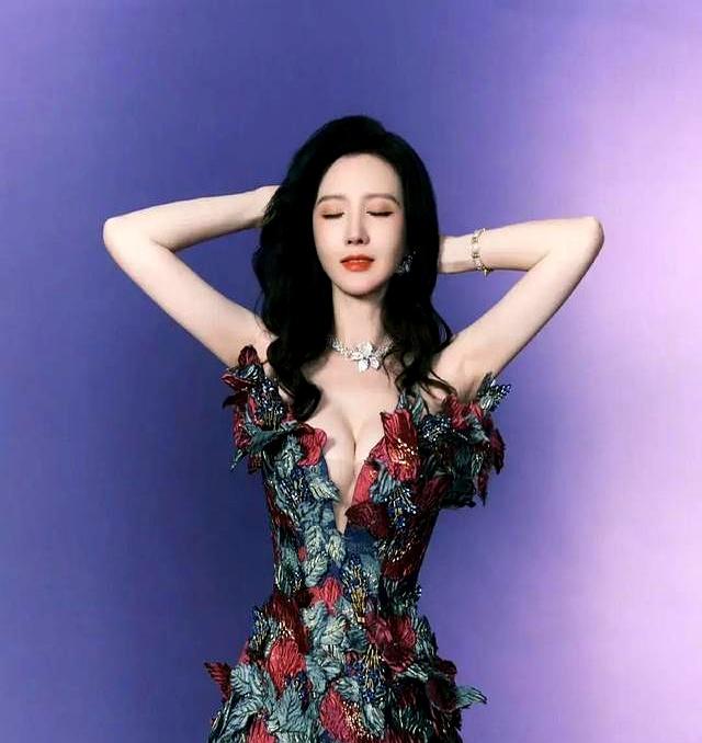 张萌、好奶好圆好嫩	，堪称“人间尤物”这腰臀比，谁能顶得住？