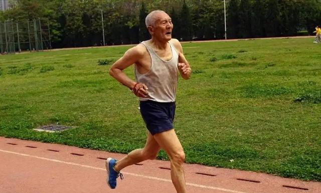 医生发现：秋季还经常跑步的人，不出1个月，身体或有这4种变化！