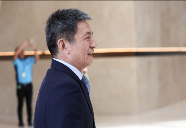 中美连谈五个半小时，李成钢现身谈判现场，特朗普：做好让步准备