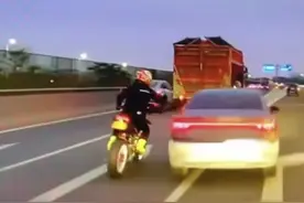 太吓人！摩托车手砸轿车后被撞翻，网友炸锅，广东交警评论区沦陷图片
