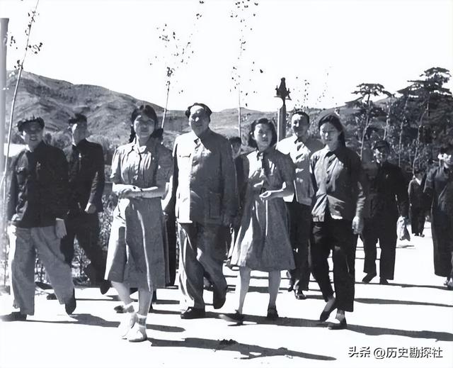 刘思齐有多美？1949年的一张留影，那年她19岁气质非凡！
