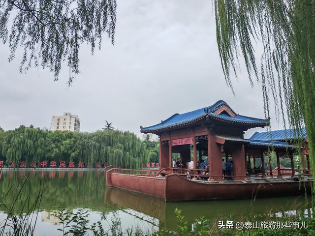 泰安：南湖公园人潮如织，十二莲桥美轮美奂，老夫妇的话让人深思