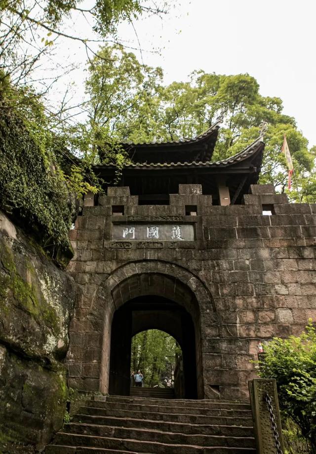 全网围观“杀猪宴”！高铁1.5h直达爆火古城，不止有刨猪汤！美食古早，均价10元吃到撑！