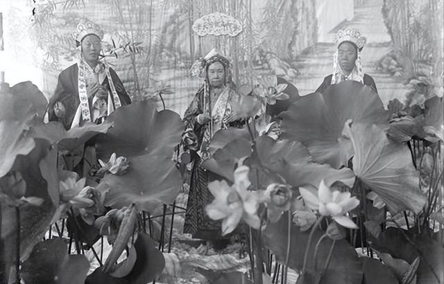 慈禧出洋相：第一次见电灯时喊出了两个字，如今成了人们的常用词