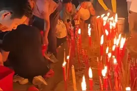 云南阿奎正式下葬！现场上千人，禁止直播，赵小健撑场，三妹泪崩图片
