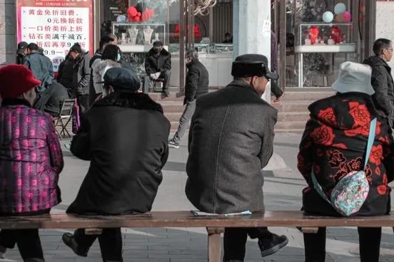 古话说:"五十看腿，六十看耳，七十看命":人的相貌，其实大有学问