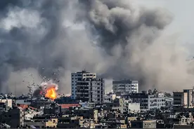 以军开打，美制钻地炸弹被引爆，大楼倒塌，中国40辆卡车开进加沙图片