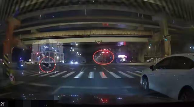 深夜连撞五辆车报废？警察抓人背后藏着啥秘密？监控拍下惊人一幕