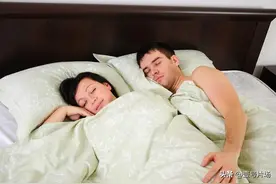 大爷只想接同居10年的老婆回家，遭到对方老公反对，差点被打！图片