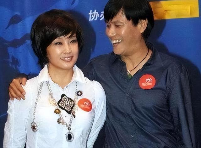 钱再多有什么用？75岁刘晓庆近况曝光，上节目意外摔倒、反应迟缓