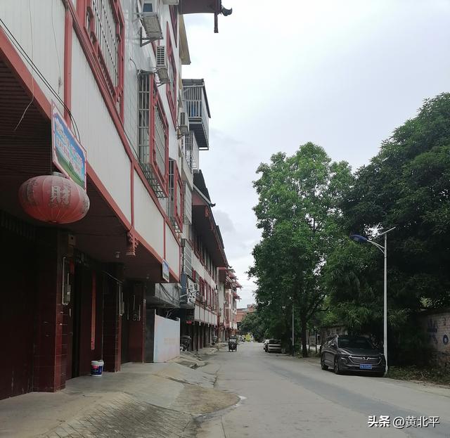 广西南宁市离上林县城仅三公里而得名的三里镇，古代则是军事重镇