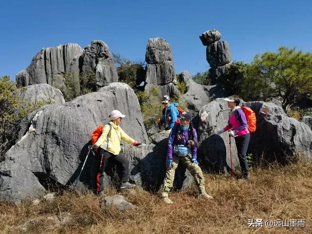 走石林仙女湖、观雷打石石林，徒步穿越绵延石林间，我们惊叹不已