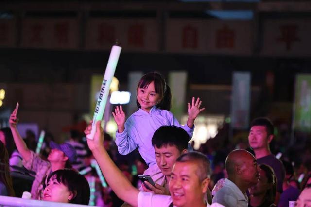 长春文旅街头音乐会，传统绝技与经典旋律点燃秋夜