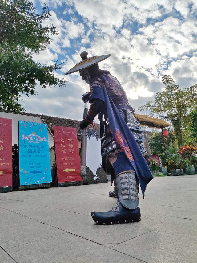 2025.11.22下午，南宁百益上河城举办国风表演，汉服巡游。