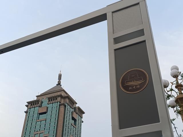 太原新建路改造拆撤围挡，挂城楼路标镶凹槽侧石，金箍棒华灯亮相