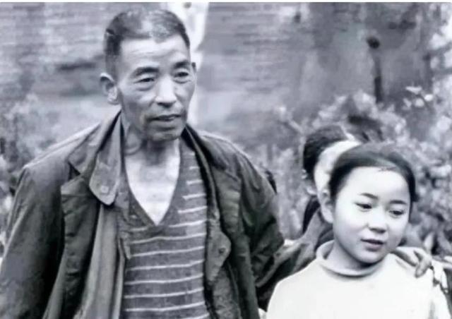 武汉卖菜单身汉捡2女婴抚养长大，谁料，多年后小女儿却让他泪目