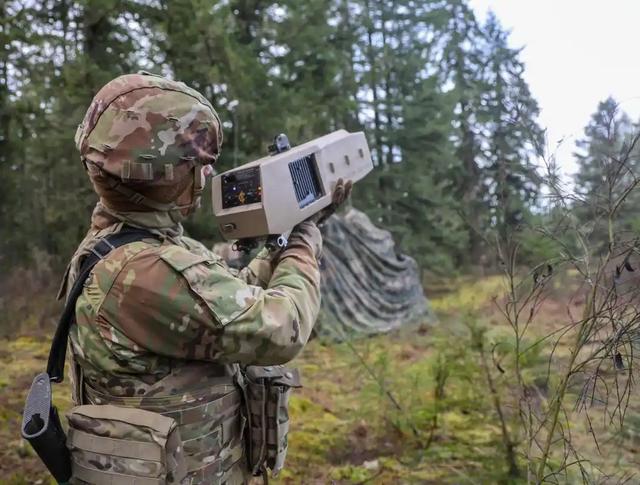 迷你导弹改写规则！5万美元拦截2万无人机，战争烧钱游戏迎新玩法