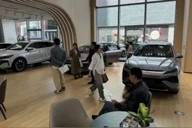 置换更新还是报废更新，汽车以旧换新咋换最划算？图片