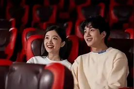 男女朋友一起看电影，一会儿亲亲，一会儿摸摸，这正常吗？图片