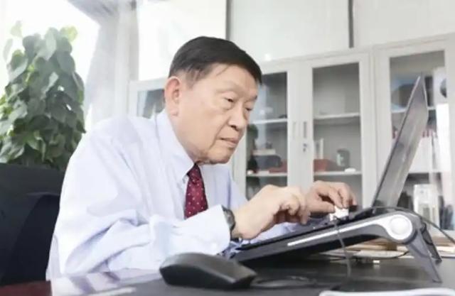 “中国芯片之父”张汝京，为回大陆造芯片，被开除台湾省户籍