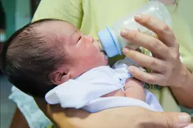 有种敷衍叫冲洗+开水烫奶瓶，家长图省事，宝宝的胃肠却很受罪图片