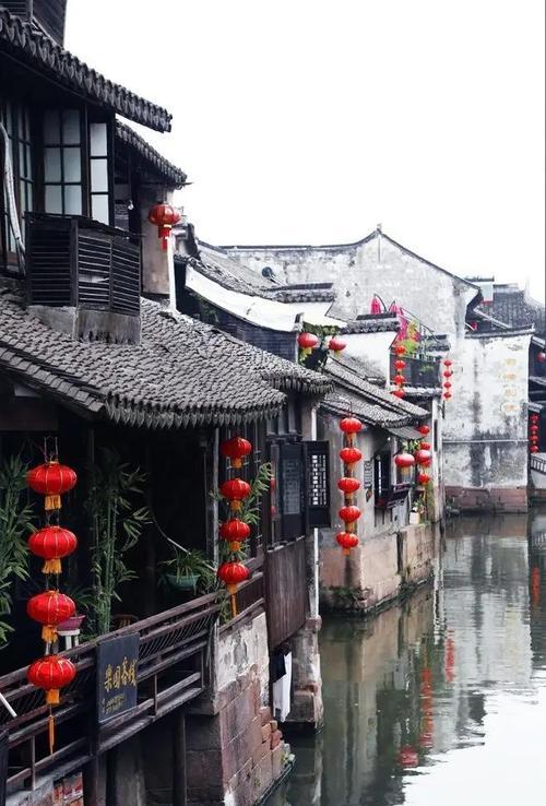 退休圈疯传的"旅游省钱地图"：月入5000，凭啥也能当旅行家？