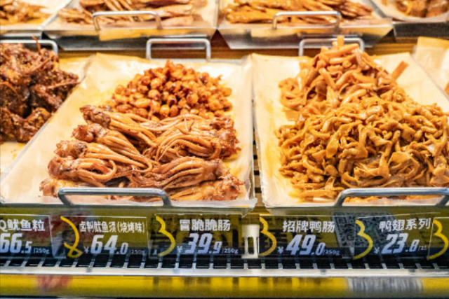卤味巨头难熬！绝味闭店5000，周黑鸭年关785家，鸭脖啃不起了？
