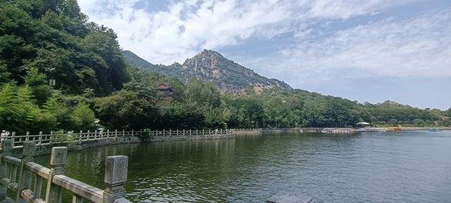 湖光山色，碧波微澜下的翠华山山崩奇观