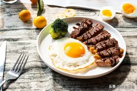 吃牛排时，为何旁边都放一个溏心蛋，不懂别随便吃，免得闹笑话图片