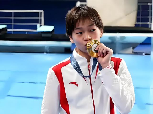 成龙邀请全红婵：找你拍电影免费行不行？全红婵高情商回应太绝了