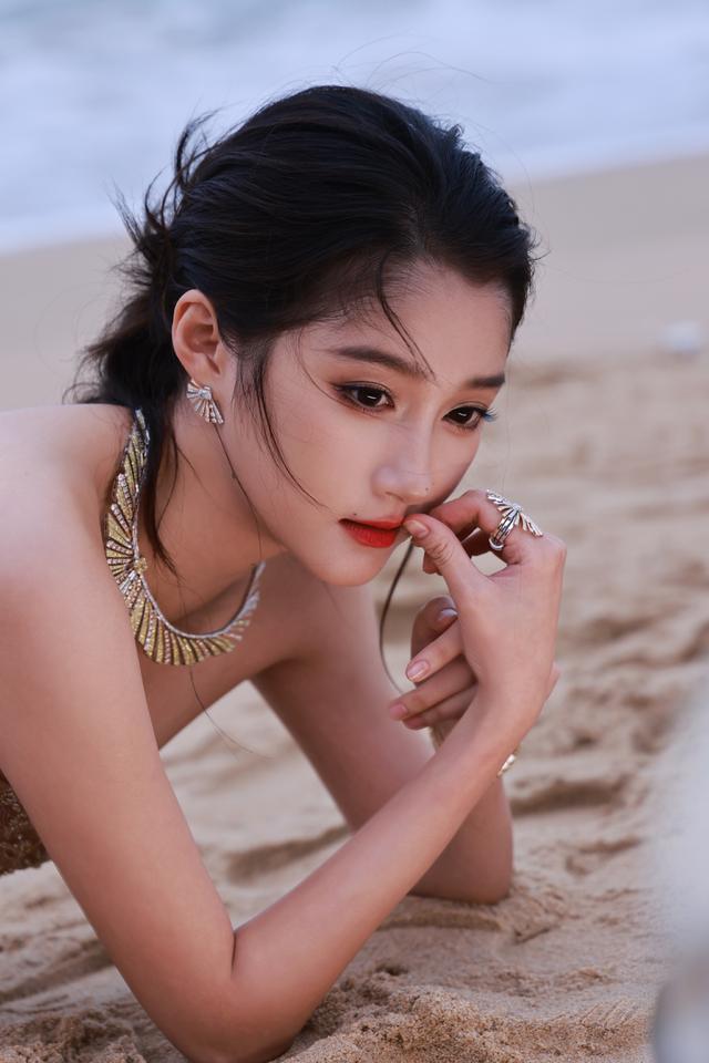 关晓彤，丰满性感的身材，顶不住呀