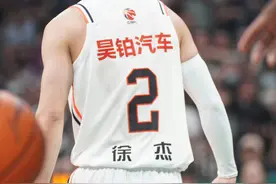 94-110！辽宁主场被广东攻陷！徐杰挑衅主场球迷，张镇麟状态低迷图片
