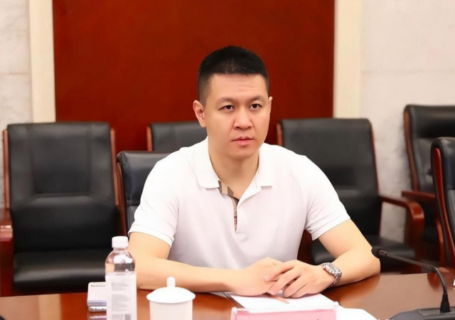 他是前外交部部长之子，娶了阎维文女儿，却选择独自创业自力更生