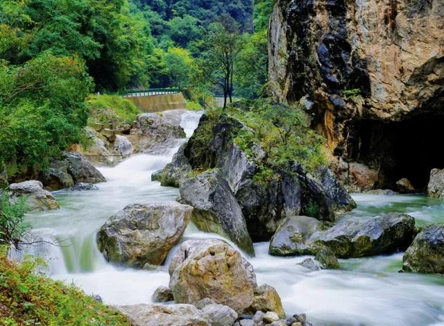 藏不住了！月亮峡的秋