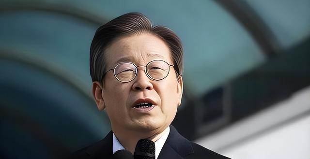 事态升级！解放军对日改口，中方7字定性高市，日本搬出皇后求和