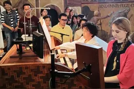 在莱茵河畔唱响《梨花颂》图片