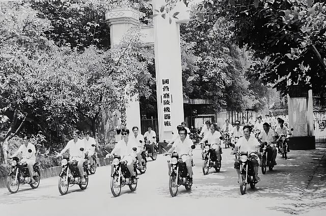 山东穷小子，造中国第一辆摩托车赚80亿，破产后以1元出售公司
