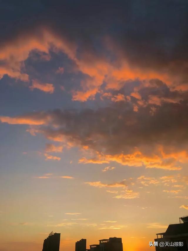 昨晚，乌鲁木齐晚霞满天