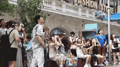 回来了！南京路上最有上海特色的音乐演奏，就在这个露台，市民纷纷驻足拍摄，时间公布→