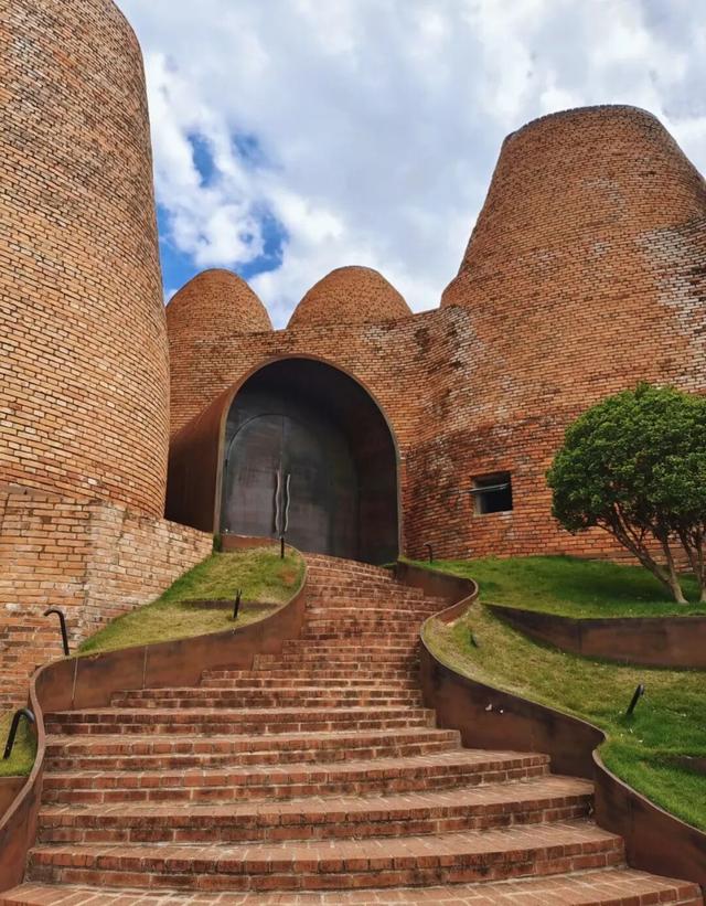 不输昆明！高铁可达20℃暖冬小城，泡温泉晒太阳水果随吃！人少物价低，6元就嗦粉！