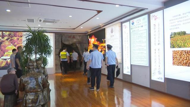 观山湖区多部门联合执法 护航旅客打卡酱酒文化馆