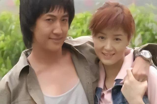 和蒋欣相恋多年，他转身娶了小4岁娇妻，如今妻子和他红透半边天