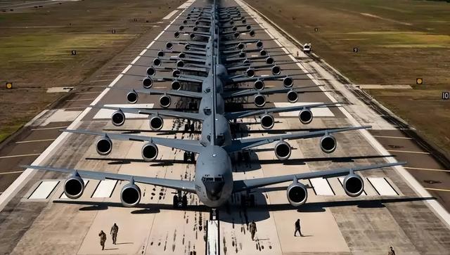美国不宣而战？B-52H轰炸机起飞升空，上万美军大兵蠢蠢欲动