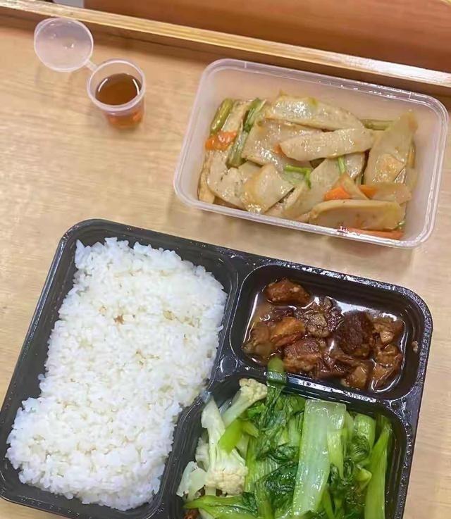 校外配餐卷铺盖，北京2027年全换自营，校长赔奖金也要孩子吃饱