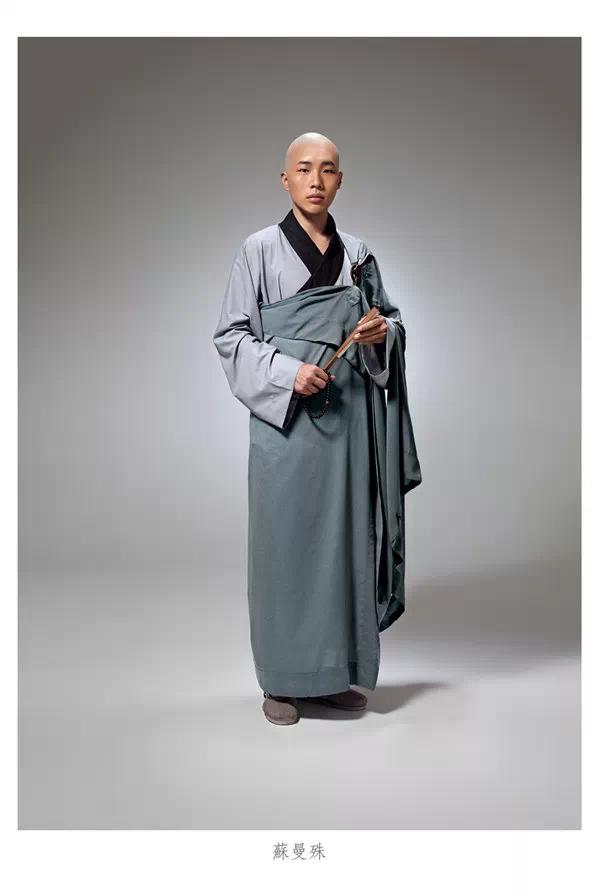 一位摄影师，使用大画幅相机，为100年前的人拍摄“肖像”