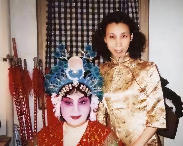 吃里爬外，永不回国？她带领30名演员选择留美，如今年过花甲归来