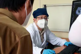 不论男女，身上若长出3种“痘痘”，或感染带状疱疹！别不当回事图片