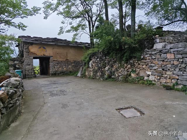 走遍石板岩之上坪菜家岩——北太行天路俯观桃花谷停车场最佳地