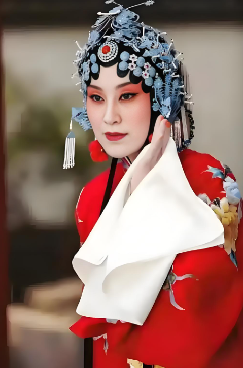 京剧名家张火丁：走红后在单位受排挤，富豪丈夫离世后她现状如何
