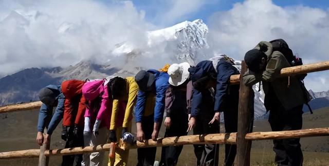 互联网带火徒步热！徒步团国庆全爆满，年轻人弃5A景区扎推进山